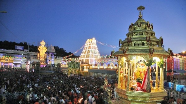आमतौर पर तिरुपति बालाजी मंदिर में 2-3 लाख श्रद्धालु आते हैं. विशेष उत्सवों पर यह संख्या बढ़ जाती है. (Photo: Tirumala Tirupati Devasthanam) आमतौर पर तिरुपति बालाजी मंदिर में 2-3 लाख श्रद्धालु आते हैं. विशेष उत्सवों पर यह संख्या बढ़ जाती है. (Photo: Tirumala Tirupati Devasthanam)