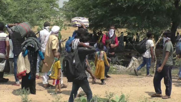 (तस्वीर: India Today) ये मजदूर गुजरात, महाराष्ट्र जैसे राज्यों से लौटे हैं. (Photo: India Today)