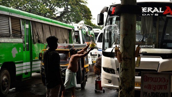 केरल में बस को काम में लेने से पहले साफ करता एक व्यक्ति. यहां पर भी बसें चलाने का आदेश जारी हो गया है. (Photo: AP) केरल में बस को काम में लेने से पहले साफ करता एक व्यक्ति. यहां पर भी बसें चलाने का आदेश जारी हो गया है. (Photo: AP)