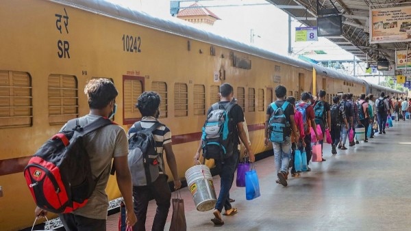 केरल के कोझिकोड से घरों को लौटते मजदूर. (Photo: PTI) केरल के कोझिकोड से घरों को लौटते मजदूर. (Photo: PTI)
