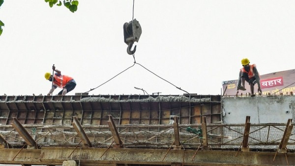 लखनऊ में एक कंस्ट्रक्शन साइट पर काम में जुटे मजदूर नजर आ रहे हैं. (Photo: PTI) लखनऊ में एक कंस्ट्रक्शन साइट पर काम में जुटे मजदूर नजर आ रहे हैं. (Photo: PTI)