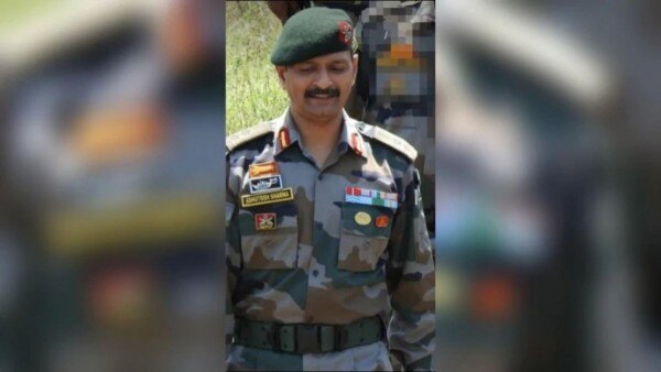 कर्नल आशुतोष शर्मा को कश्मीर में ड्यूटी के दौरान दो बार वीरता पुरस्कार मिला था. कर्नल आशुतोष शर्मा को कश्मीर में ड्यूटी के दौरान दो बार वीरता पुरस्कार मिला था.