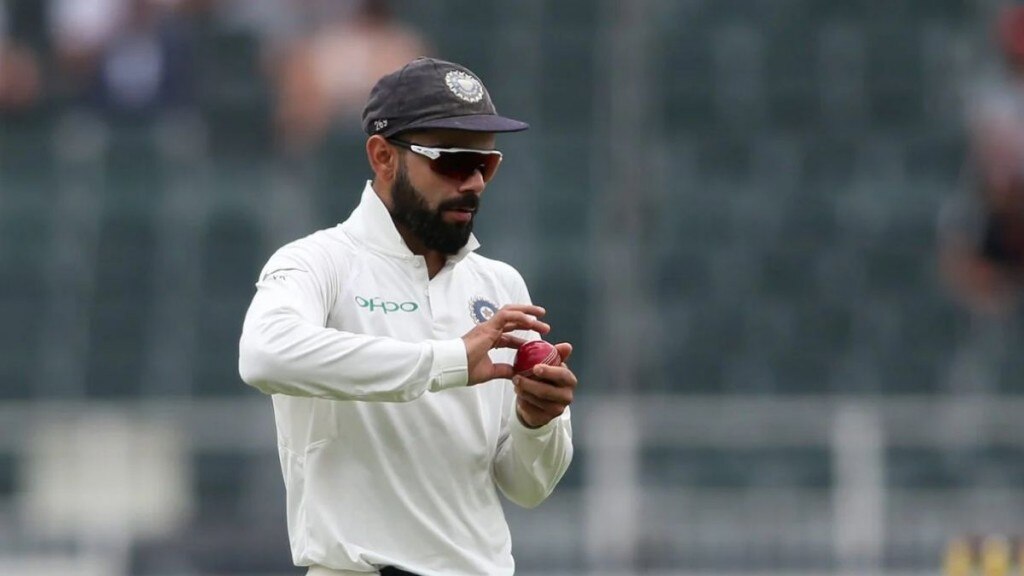 स्विंग हासिल करने के लिए गेंद को चमकाना क्रिकेट का अहम हिस्सा है. लेकिन कोरोना वायरस के चलते आईसीसी ने इस पर रोक लगा दी है. (File Photo) स्विंग हासिल करने के लिए गेंद को चमकाना क्रिकेट का अहम हिस्सा है. लेकिन कोरोना वायरस के चलते आईसीसी ने इस पर रोक लगा दी है. (File Photo)