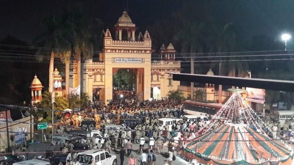 लाठीचार्ज के ठीक पहले की तस्वीर. साभार वही- अमित मीरा सिंह लाठीचार्ज के ठीक पहले की तस्वीर. साभार वही- अमित मीरा सिंह