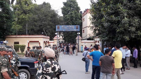 नयी तरह की पुलिस आयी थी. सब पहली बार देखा था हमने. तस्वीर- अमित मिरा सिंह नयी तरह की पुलिस आयी थी. सब पहली बार देखा था हमने. तस्वीर- अमित मिरा सिंह