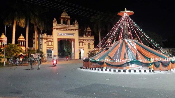लाठीचार्ज के ठीक बाद की तस्वीर. साभार फिर से - अमित मीरा सिंह लाठीचार्ज के ठीक बाद की तस्वीर. साभार फिर से - अमित मीरा सिंह