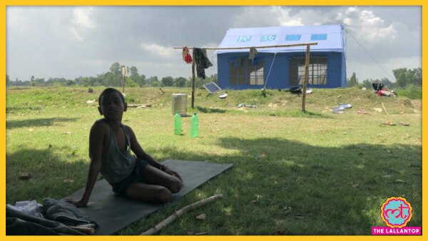 4नेपाली फोर्स के सीमा पर बने अस्थाई कैम्प के सामने और नो मैंस लैंड पर बैठा लड़का. (फोटो: इंडिया टुडे) 4