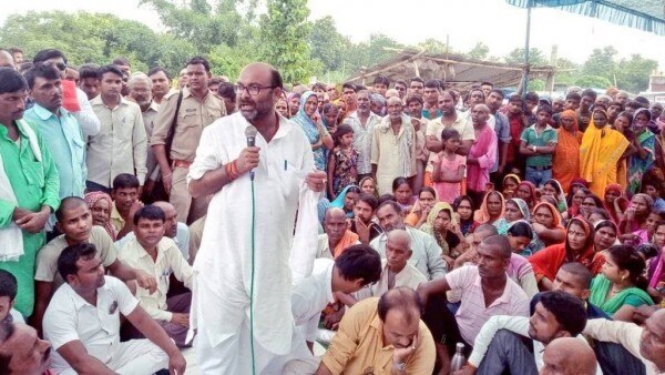अजय कुमार लल्लू को लोग धरना कुमार के नाम से भी बुलाते हैं. Ajay