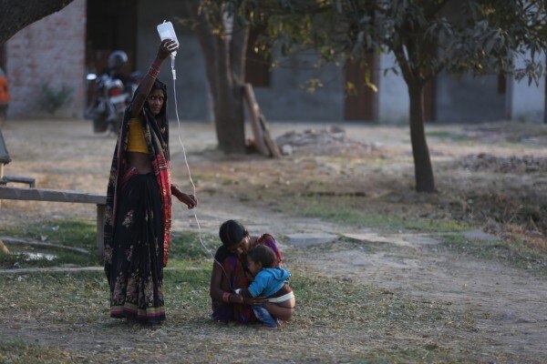 ओरिजनल फोटो जिसमें दिख रहा है कि महिला बच्चे को पॉटी करा रही है. फोटो: अमितेश/दी लल्लनटॉप ओरिजनल फोटो जिसमें दिख रहा है कि महिला बच्चे को पॉटी करा रही है. फोटो: अमितेश/दी लल्लनटॉप