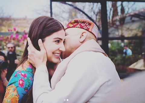 अनुष्का अपने पापा अजय कुमार शर्मा के साथ अपने मेहेंदी फंक्शन पर. अनुष्का अपने पापा अजय कुमार शर्मा के साथ अपने मेहेंदी फंक्शन पर.