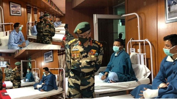 आर्मी चीफ जनरल एमएम नरावने ने लेह में घायल सैनिकों से मुलाकात की. आर्मी चीफ जनरल एमएम नरावने ने लेह में घायल सैनिकों से मुलाकात की.
