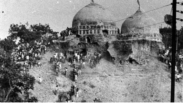 तस्वीर का दिन : 6 दिसम्बर 1992. तस्वीर में कारसेवक बाबरी मस्जिद गिराते हुए. ये स्टोरी इसी केस के बारे में. तस्वीर का दिन : 6 दिसम्बर 1992. तस्वीर में कारसेवक बाबरी मस्जिद गिराते हुए. ये स्टोरी इसी केस के बारे में.