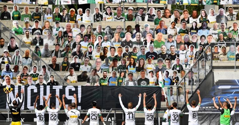 Bundesliga Fans मैदान में नहीं आ पता, कई टीमों ने उनकी जगह उनके कटआउट्स को दी है. ऐसे ही कटआउट्स के सामने सेलिब्रेट करते फुटबॉलर्स (AP) Bundesliga Fans Cardboard 800