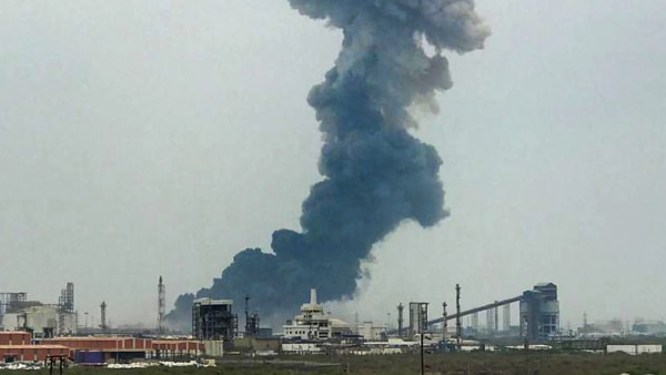 आसमान में काफी ऊपर तक धुआं उठा था. फोटो- PTI. Chemical Factory