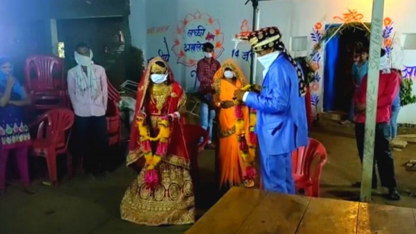 शादी की आगे की प्रक्रिया पुलिस ने पूरी कराई. (फोटो- लोकेश चौरसिया) Chhatarpur 1