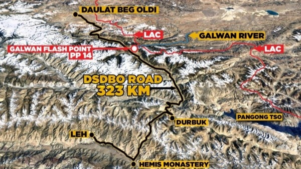 नक्शे में नीली रेखा गलवान नदी को दिखाती है. काली लाइन वह रोड़ है जो भारत LAC के पास बना रहा है. यह लेह को दौलत बेग ओल्डी से जोड़ेगी. नक्शे में नीली रेखा गलवान नदी को दिखाती है. काली लाइन वह रोड़ है जो भारत LAC के पास बना रहा है. यह लेह को दौलत बेग ओल्डी से जोड़ेगी.