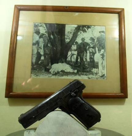 प्रयागराज की कंपनी गार्डन में आज़ाद शहीद हुए थे, उनकी पिस्तौल आज भी कंपनी गार्डन म्यूज़ियम में रखी हुई है. पीछे शहादत के दिन की तस्वीर है (तस्वीर इलाहाबाद संग्रहालय साभार) प्रयागराज की कंपनी गार्डन में आज़ाद शहीद हुए थे, उनकी पिस्तौल आज भी कंपनी गार्डन म्यूज़ियम में रखी हुई है. पीछे शहादत के दिन की तस्वीर है (तस्वीर इलाहाबाद संग्रहालय साभार)