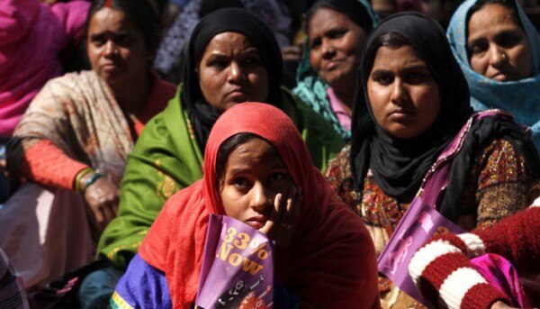भारत के असंगठित क्षेत्र में काम करने वाली वर्कफोर्स में अधिकतर महिलाएं हैं. जिनके रोजगार पर इस लॉकडाउन का बहुत बुरा असर पड़ा है. (सांकेतिक तस्वीर: Getty Images) Gettyimages 468926541