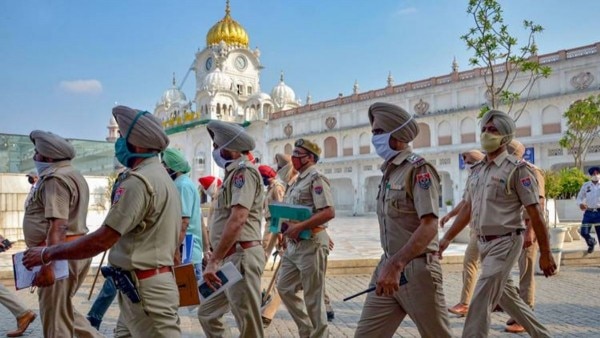 स्वर्ण मंदिर में तैनात पुलिसकर्मी. (Photo: PTI) स्वर्ण मंदिर में तैनात पुलिसकर्मी. (Photo: PTI)