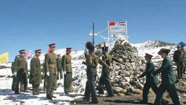 डोकलाम में भारतीय और चीनी सैनिक (पुरानी तस्वीर : PTI) डोकलाम में भारतीय और चीनी सैनिक (पुरानी तस्वीर : PTI)