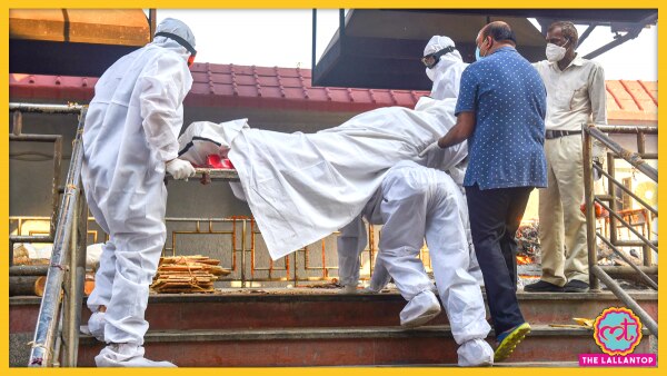 एक कोरोना मरीज़ के शव को ले जाते उसके रिश्तेदार और हेल्थ वर्कर्स. तस्वीर दिल्ली की है, प्रतीक के तौर पर इस्तेमाल हुई है. (क्रेडिट- PTI) Jalgaon Hospital