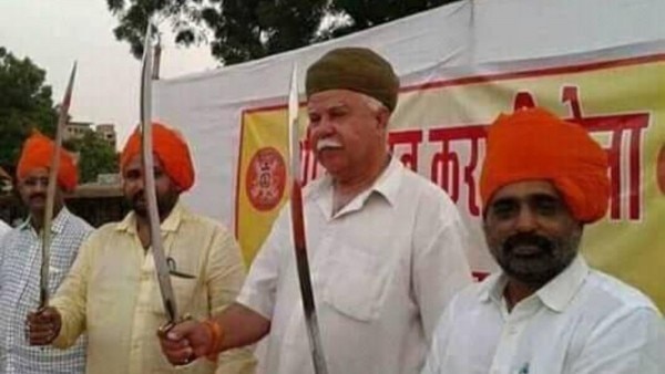 करणी सेना के कई नेताओं के नाम आनंदपाल एनकाउंटर के बाद हुई हिंसा के चार्जशीट में आरोपियों के रूप में शामिल है. करणी सेना के कई नेताओं के नाम आनंदपाल एनकाउंटर के बाद हुई हिंसा के चार्जशीट में आरोपियों के रूप में शामिल है.