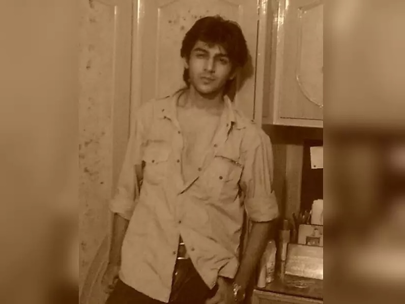 कॉलेज यानी स्ट्रगल के दिनों में कार्तिक. यही फोटो देखकर उन्हें 'प्यार का पंचनामा' मिली थी, कॉलेज यानी स्ट्रगल के दिनों में कार्तिक. यही फोटो देखकर उन्हें 'प्यार का पंचनामा' मिली थी,