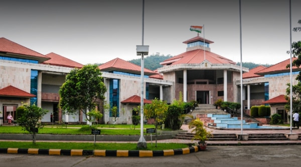 मणिपुर हाईकोर्ट ने कांग्रेस छोड़कर बीजेपी में गए सात विधायकों के विधानसभा में एंट्री पर बैन लगा दिया था. फोटो: Hcimphal.com मणिपुर हाईकोर्ट ने कांग्रेस छोड़कर बीजेपी में गए सात विधायकों के विधानसभा में एंट्री पर बैन लगा दिया था. फोटो: Hcimphal.com