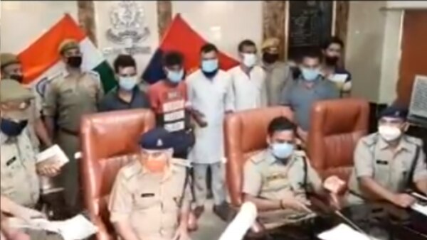 मेरठ पुलिस प्रेस कॉन्फ्रेंस करके मामले की जानकारी देते हुए. (फोटो- उस्मान चौधरी) Meerut 1