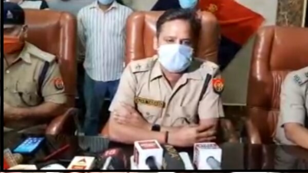 मेरठ SSP अभिषेक साहनी. घटना को कैसे सुलझाया, बताते हुए. (फोटो- उस्मान चौधरी) Meerut