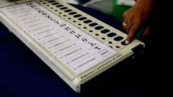 EVM को लेकर भारत में काफी बहस होती है कि कई देशों ने इसे बैन कर दिया है, तो यहां भी बैन लगना चाहिए. फोटो: India Today EVM को लेकर भारत में काफी बहस होती है कि कई देशों ने इसे बैन कर दिया है, तो यहां भी बैन लगना चाहिए. फोटो: India Today