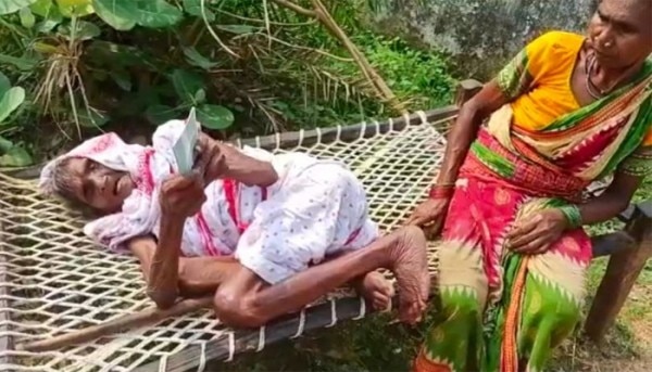 गुंजा देई की वीडियो वायरल होने के बाद लोगों ने बैंक को आड़े हाथों लिया. (तस्वीर: मोहम्मद सूफियान/इंडिया टुडे) Ob1