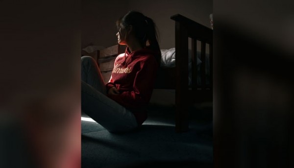 अपने-आप को अलग-थलग कर लेने वाले लोगों के लिए एक सपोर्ट सिस्टम होना बेहद ज़रूरी है. (सांकेतिक तस्वीर: Pexels) Photo Of Woman Sitting On Floor 3007355