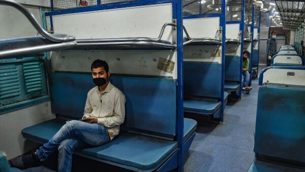 एक जून से रेलवे ने 200 ट्रेनें भी शुरू कर दी हैं. (Photo: PTI) एक जून से रेलवे ने 200 ट्रेनें भी शुरू कर दी हैं. (Photo: PTI)