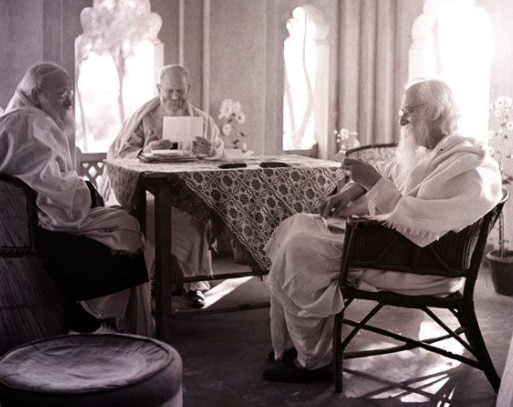 रबीन्द्रनाथ टैगोर के साथ रामानंद चट्टोपाध्याय बैठे हुए दिख रहे हैं रबीन्द्रनाथ टैगोर के साथ रामानंद चट्टोपाध्याय बैठे हुए दिख रहे हैं
