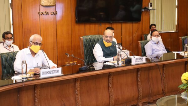 मीटिंग में होम सेक्रेटरी, अमित शाह और डॉ हर्षवर्धन. (फोटो- सत्येंद्र कुमार कनौजिया) Satyendar Jain 2