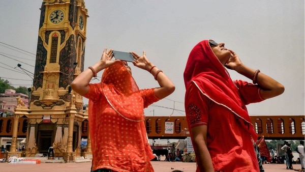 हरिद्वार में सूर्य ग्रहण को देखती महिलाएं. (Photo: PTI) हरिद्वार में सूर्य ग्रहण को देखती महिलाएं. (Photo: PTI)
