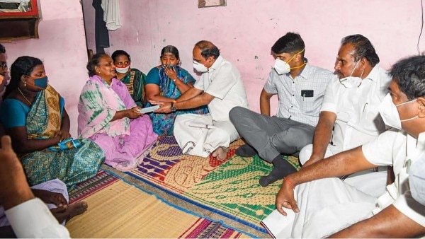 तमिलनाडु सरकार ने जयराज और बेनिक्स के परिवार को आर्थिक मदद दी है. लेकिन मामले में सरकार पुलिसवालों और अपने को बचाती दिख रही है. तमिलनाडु सरकार ने जयराज और बेनिक्स के परिवार को आर्थिक मदद दी है. लेकिन मामले में सरकार पुलिसवालों और अपने को बचाती दिख रही है.