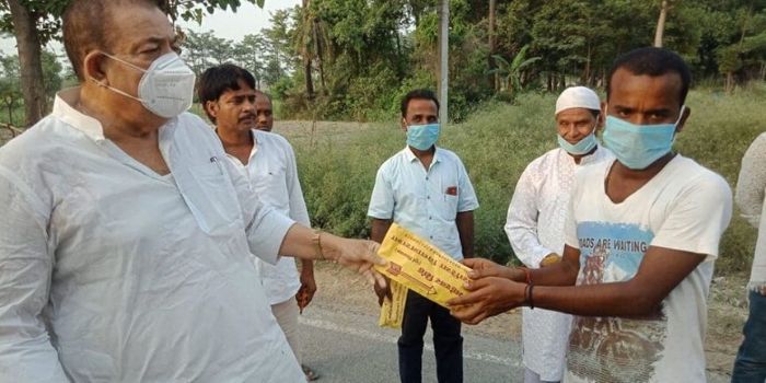 महेश्वर सिंह ने क्वारंटीन सेंटर के अंदर और बाहर चुनाव चिन्ह के लिफाफे में सामान बांटे. (सोशल मीडिया) Untitled Design (4)