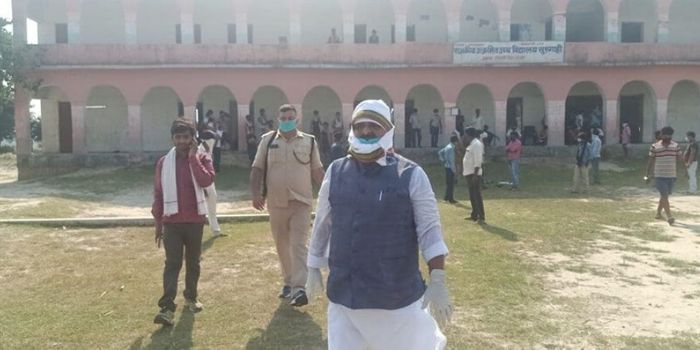 रणधीर सिंह सुरगाही पंचायत के क्वारंटीन सेंटर भी गए जो शिवहर में पड़ता है. Untitled Design (7)