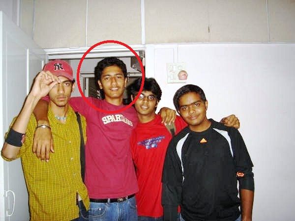 लाल घेरे वाले भाई साहब विकी कौशल ही हैं. लाल घेरे वाले भाई साहब विकी कौशल ही हैं.