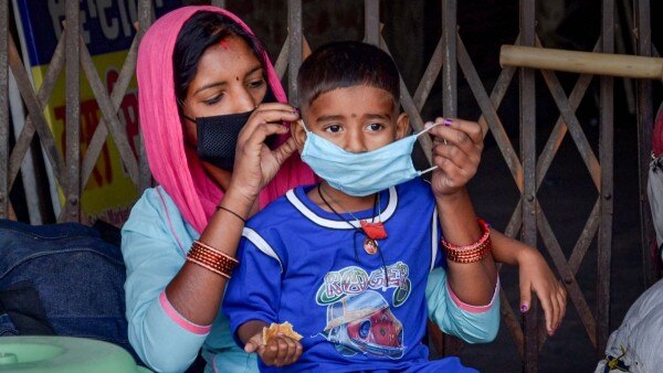 बाहर निकलते वक्त मास्क पहनना जरूरी है. ऐसे में एक महिला अपने बच्चे को मास्क पहनाते हुए. (Photo: PTI) बाहर निकलते वक्त मास्क पहनना जरूरी है. ऐसे में एक महिला अपने बच्चे को मास्क पहनाते हुए. (Photo: PTI)