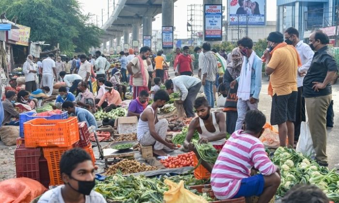 तो क्या अब सड़ी सब्ज़ियों की ज़िम्मेदारी सब्ज़ी विक्रेता की होगी? Caveat Emptor (केविट एंपटर) के अस्तित्व को नकारना तो यही दर्शाता है, बाक़ी तो समय बताएगा. (तस्वीर: PTI) तो क्या अब सड़ी सब्ज़ियों की ज़िम्मेदारी सब्ज़ी विक्रेता की होगी? Caveat Emptor (केविट एंपटर) के अस्तित्व को नकारना तो यही दर्शाता है, बाक़ी तो समय बताएगा. (तस्वीर: PTI)