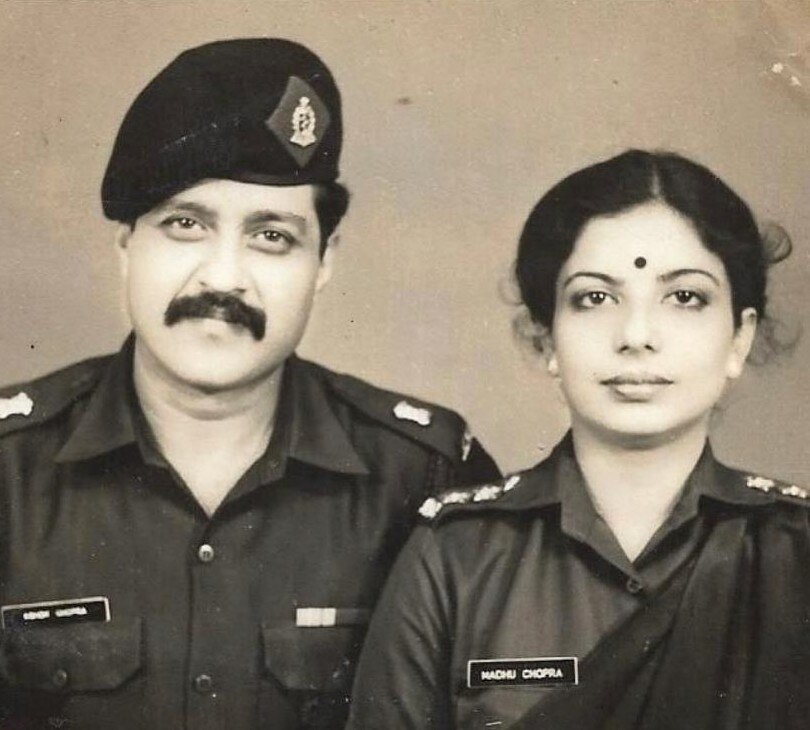 आर्मी यूनिफॉर्म में प्रियंका चोपड़ा के पिता अशोक और मां मधु चोपड़ा. आर्मी यूनिफॉर्म में प्रियंका चोपड़ा के पिता अशोक और मां मधु चोपड़ा.