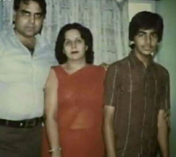 टीनएजावस्था में अपने माता-पिता के साथ राजीव भाटिया उर्फ अक्षय कुमार. टीनएजावस्था में अपने माता-पिता के साथ राजीव भाटिया उर्फ अक्षय कुमार.
