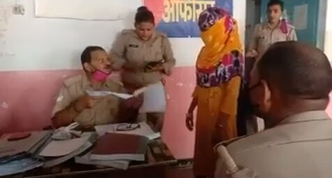 थाने में आरोपी रवि वर्मा के खिलाफ शिकायत करने पहुंची पीड़िता. थाने में आरोपी रवि वर्मा के खिलाफ शिकायत करने पहुंची पीड़िता.