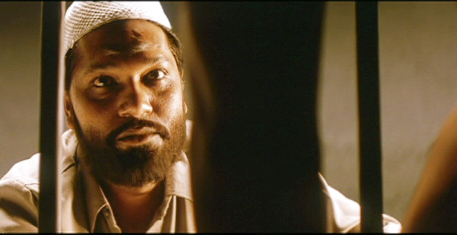 फिल्म 'ब्लैक फ्राइडे' में अपने आका के हाथों धोखा खाए 1993 मुंबई ब्लास्ट को अंजाम देने वाले आतंकवादी बादशाह खान के रोल में आदित्य. फिल्म 'ब्लैक फ्राइडे' में अपने आका के हाथों धोखा खाए 1993 मुंबई ब्लास्ट को अंजाम देने वाले आतंकवादी बादशाह खान के रोल में आदित्य.