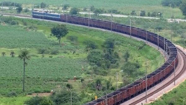 रेलवे अब तीन मालगाड़ियों को मिलाकर चला रहा है. इन्हें 'एनाकोंडा' ट्रेन कहा जा रहा है. रेलवे अब तीन मालगाड़ियों को मिलाकर चला रहा है. इन्हें 'एनाकोंडा' ट्रेन कहा जा रहा है.