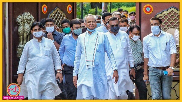 मुख्यमंत्री अशोक गहलोत के नेतृत्व में कांग्रेस विधायकों का एक गुट 24 जुलाई को राजभवन गया. यहां पर उन्होंने जल्द से जल्द विधानसभा सत्र बुलाने की मांग की. (Photo: PTI) मुख्यमंत्री अशोक गहलोत के नेतृत्व में कांग्रेस विधायकों का एक गुट 24 जुलाई को राजभवन गया. यहां पर उन्होंने जल्द से जल्द विधानसभा सत्र बुलाने की मांग की. (Photo: PTI)
