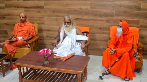 अयोध्या में राम मंदिर निर्माण के लिए राम जन्मभूमि तीर्थक्षेत्र ट्रस्ट की बैठक में मौजूद सदस्य. अयोध्या में राम मंदिर निर्माण के लिए राम जन्मभूमि तीर्थक्षेत्र ट्रस्ट की बैठक में मौजूद सदस्य.